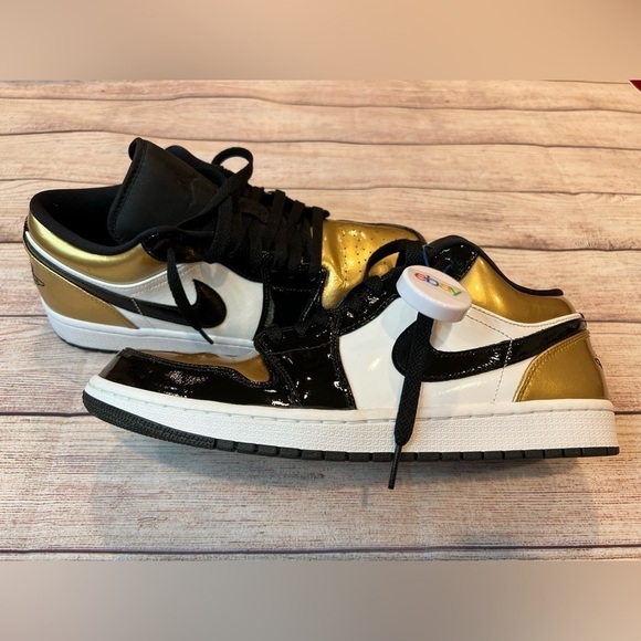 Jordan 1 Low Gold Toe Mens Size 11 GUC - Picture 1 of 5